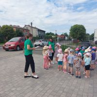 Dzieci słuchające opowieści pracowników Banku