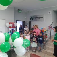 Dzieci słuchające opowieści pracowników o pracy w Banku