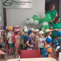 Grupka przybyłych dzieci z plecakami na Święto Spółdzielczości Bankowej