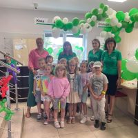 Dzieci pozujące z pracownikami Banku