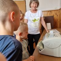 Dzieci obserwujące jak liczy liczarka