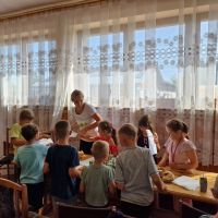 Dzieci zgromadzone na sali operacyjnej Punktu Kasowego w Przytyku