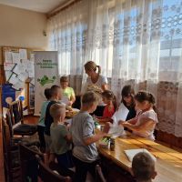 Dzieci częstujące się smakołykami z okazji Święta Spółdzielczości Bankowej