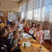 Dzieci machające rękoma do zdjęcia