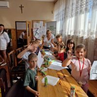 Dzieci machające rękoma do zdjęcia