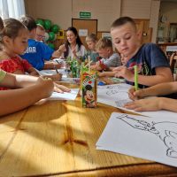 Dzieci kolorujące malowanki