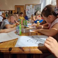 Dzieci kolorujące malowanki