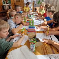 Dzieci kolorujące malowanki