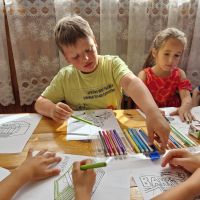 Dzieci kolorujące malowanki