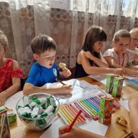 Dzieci kolorujące malowanki