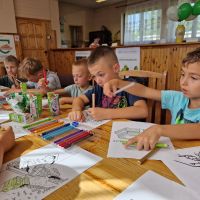 Dzieci kolorujące malowanki