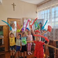 Dzieci machające kolorowymi balonami