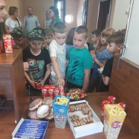 Dzieci częstujące się smakołykami przygotowanymi na Święto Spółdzielczości