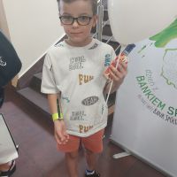 Chłopiec pozujący do zdjęcia z balonem