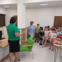 Pani Dyrektor opwiadająca dzieciom o pracy w Banku