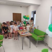 Dzieci słuchające opowieści pracowników Banku o pracy