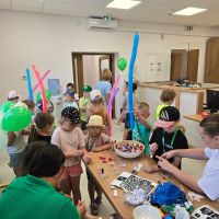 Dzieci bawiące się balonami