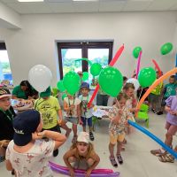 Dzieci bawiące się balonami