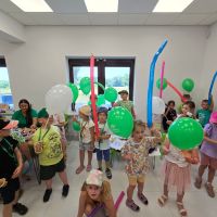 Dzieci bawiące się balonami