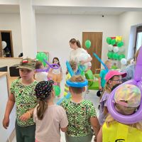 Dzieci bawiące się balonami