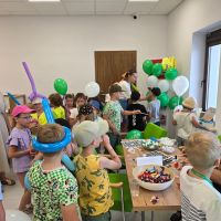 Dzieci bawiące się balonami