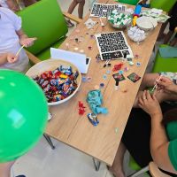 Pracownicy Banku robiący dzieciom tatuaże brokatowe