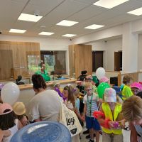 Dzieci przybyłe na Święto Spółdzielczości do Oddziału w Promnie