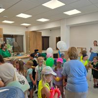 Dzieci przybyłe na Święto Spółdzielczości do Oddziału w Promnie