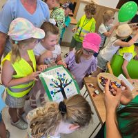 Dzieci wręczające Pani Dyrektor podziękowanie za przygotowanie dla nich dnia pełnego zabawy i nauki