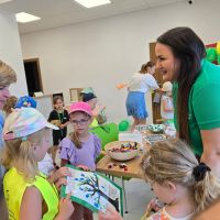 Dzieci wręczające Pani Dyrektor podziękowanie