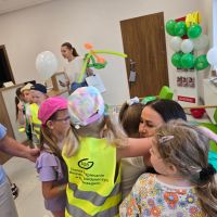 Dzieci w podzięce przytulające Panią Dyrektor