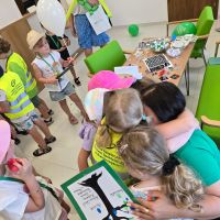 Dzieci w podzięce przytulające Panią Dyrektor