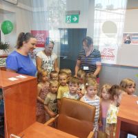 Dzieci słuchające opowieści pracowników o pracy w Banku