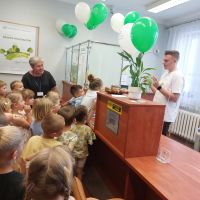 Kasjer Banku tłumaczący znaki pieniężne