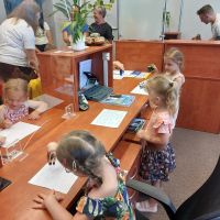 Dzieci uczące się stemplowania dokumentów pieczątkami