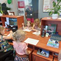 Dzieci stemplujące kartki pieczątkami