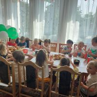 Dzieci częstujące się przygotowanymi smakołykami z okazji Święta Spółdzielczości Bankowej