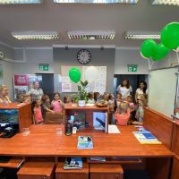 Dzieci zgromadzone na sali operacyjnej Banku