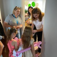 Pracownicy Banku wykonujący figury z balonów