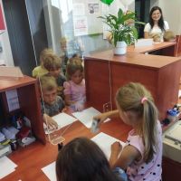 Dzieci stemplujące kartki pieczątkami