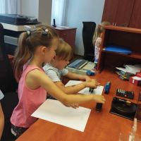 Dzieci stemplujące kartki pieczątkami