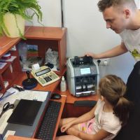 Kasjer Banku pokazujący funkcjonalności liczarki