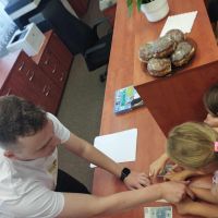 Pracownik Banku opowiadający o nominałach banknotów