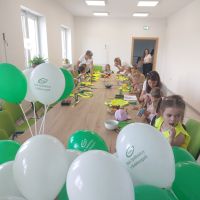 Dzieci z prezentami z okazji Święta Spółdzielczości