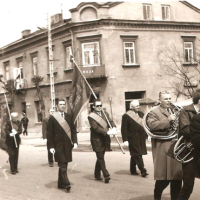 Ulica Krakowska, róg Rzecznej. W głębi budynek pierwszej siedziby Banku.