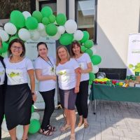 Pracownicy Banku pozujący na ściance z balonów