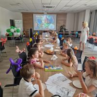 Dzieci oglądające bajkę o Króliku z Marchewkolandii