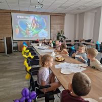 Dzieci częstujące się przygotowanymi z okazji Święta Spółdzielczości smakołykami