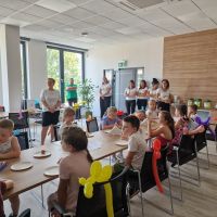 Dzieci słuchające bajki o Króliku Filipie