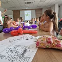 Zdjęcie dzieci z balonami i kolorowankami